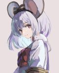  1girl aco_gbfg animal_ears animal_on_shoulder black_hairband bow bowtie brown_eyes closed_mouth commentary_request eyebrows_visible_through_hair from_side granblue_fantasy grey_background grey_hair hairband highres looking_at_viewer looking_to_the_side mouse mouse_ears mouse_girl mouse_on_shoulder short_hair simple_background smile solo upper_body vikala_(granblue_fantasy) 