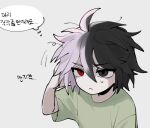  1boy ahoge black_eyes black_hair commentary_request frown green_shirt grey_background hair_between_eyes heterochromia korean_commentary korean_text male_focus messy_hair multicolored_hair nanami_izu no_nose nu_(qjqmfqjqmf02) pink_hair red_eyes saibou_shinkyoku shirt short_hair short_sleeves solo split-color_hair sweat t-shirt translation_request two-tone_hair 