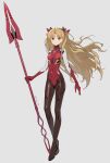  1girl asymmetrical_sleeves blonde_hair bodysuit cosplay covered_navel ereshkigal_(fate) evangelion:_3.0+1.0_thrice_upon_a_time fate/grand_order fate_(series) full_body grey_background highres holding holding_polearm holding_weapon long_hair multicolored_bodysuit multicolored_clothes neon_genesis_evangelion parted_lips pilot_suit plugsuit polearm rebuild_of_evangelion red_bodysuit siino solo souryuu_asuka_langley souryuu_asuka_langley_(cosplay) spear test_plugsuit tohsaka_rin twitter_username very_long_hair weapon 