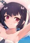  1girl armpits arms_up bangs bare_shoulders black_hair blue_sky blush bow closed_mouth collarbone commentary day granblue_fantasy hair_bow hat highres looking_at_viewer outdoors red_eyes sky smile solo symbol-only_commentary uneg upper_body vikala_(granblue_fantasy) wet wet_hair white_bow white_headwear 