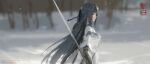  1girl artist_logo black_eyes black_hair blunt_bangs blurry blurry_background bodysuit braid breasts eyeliner eyes_visible_through_hair from_side hair_intakes hair_ornament hairpin half_updo headpiece highres holding holding_sword holding_weapon jian_(weapon) long_hair looking_at_viewer looking_to_the_side makeup mechanical_arms medium_breasts punishing:_gray_raven qu_(punishing:_gray_raven) red_eyeliner reverse_grip side_braid sidelocks sideways_glance snow snowing solo sword tree upper_body very_long_hair weapon web_address white_bodysuit yibai 