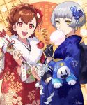  2girls absurdres alternate_costume arrow_(projectile) black_gloves blue_flower blue_kimono blunt_bangs bob_cut brown_hair candy_apple character_doll commentary_request cotton_candy doll eating elizabeth_(persona) flower food food_in_mouth food_on_face fur_collar gloves hair_flower hair_ornament half_gloves highres holding holding_arrow holding_food jack_frost japanese_clothes kimono lips looking_at_viewer multiple_girls open_mouth persona persona_3 persona_3_portable pink_lips ponytail red_eyes red_flower red_kimono shiomi_kotone short_hair signature smile teeth upper_teeth_only white_hair wide_sleeves yellow_eyes yokaroni yukata 