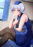  1girl ararartti artist_name blue_dress blue_headwear blurry blurry_background closed_mouth commentary_request dress elizabeth_(persona) eyelashes french_commentary grey_hair hat highres indoors looking_at_viewer on_bed pantyhose persona persona_3 persona_3_reload short_hair sitting sleeveless sleeveless_dress smile solo yellow_eyes 