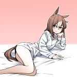  1girl animal_ears bed brown_background brown_hair come_hither dress_shirt fine_motion_(umamusume) gradient gradient_background green_eyes highres horse_ears horse_girl horse_tail light_brown_hair long_sleeves looking_at_viewer medium_hair multicolored_hair neonfloyd no_pants on_bed shirt solo streaked_hair symbol-only_commentary tail two-tone_hair umamusume white_shirt 