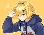  1boy blonde_hair blue_hood blue_sleeves blush closed_mouth clothes_writing drawstring furrowed_brow green_eyes hair_intakes hair_ornament hair_over_one_eye hairclip highres holding holding_own_hair hood hood_down hoodie kane_sava long_sleeves looking_at_viewer male_focus nijisanji no_headwear no_jacket portrait print_hoodie raglan_sleeves short_hair simple_background sleeves_past_wrists solo sweatdrop uzuki_kou uzuki_kou_(5th_costume) v-shaped_eyebrows virtual_youtuber white_hoodie wolf_cut yellow_background 