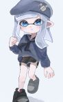  1girl beret black_footwear black_shorts blue_background blue_eyes blue_headwear commentary_request full_body grey_hair hat highres inkling inkling_girl inkling_player_character long_hair looking_at_viewer negi_kobito parted_lips pointy_ears sailor_collar sailor_shirt shirt shoes short_shorts shorts simple_background solo splatoon_(series) standing standing_on_one_leg teeth tentacle_hair 