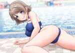  1girl ass bangs blue_eyes blue_swimsuit blurry blurry_background blush breasts brown_hair competition_swimsuit dot_nose grin highres looking_at_viewer love_live! love_live!_sunshine!! lying medium_breasts on_side one-piece_swimsuit pool poolside school_swimsuit short_hair smile solo spread_legs swept_bangs swimsuit thighs watanabe_you water wet yonsi 
