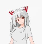  1girl absurdres bad_id bad_pixiv_id bow breasts closed_mouth fujiwara_no_mokou grey_background grey_hair hair_bow highres hourai_kagome looking_at_viewer red_eyes short_sleeves simple_background smile solo touhou upper_body white_bow 