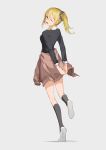  1girl ;d absurdres arms_behind_back bingdongluofeiyu black_jacket black_socks blonde_hair blue_eyes blue_scrunchie brown_cardigan cardigan cardigan_around_waist clothes_around_waist floating_hair full_body grey_background hair_between_eyes hair_ornament hair_scrunchie hayasaka_ai highres jacket kaguya-sama_wa_kokurasetai_~tensai-tachi_no_renai_zunousen~ kneehighs long_hair long_sleeves looking_back one_eye_closed open_mouth school_uniform scrunchie shiny shiny_hair shuuchiin_academy_school_uniform side_ponytail simple_background smile socks solo standing standing_on_one_leg white_footwear 