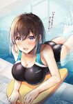  1girl ass bangs bare_shoulders black_swimsuit blue_eyes blush breasts brown_hair cleavage commentary_request competition_swimsuit highres kickboard large_breasts looking_at_viewer medium_hair one-piece_swimsuit original parted_lips pool shiro_kuma_shake smile solo swimsuit thighs translation_request water wet 