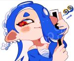  1girl bare_shoulders chest_sarashi collarbone earrings folded_fan folding_fan hachimaki hair_over_one_eye hand_fan headband highres holding holding_fan jewelry multiple_earrings nejiri_hachimaki octarian red_eyes sarashi shiver_(splatoon) simple_background smile solo splatoon_(series) splatoon_3 suction_cups tentacle_hair upper_body uracata white_background 