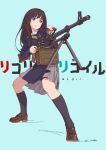  1girl bangs belt black_hair black_socks blue_background blue_belt blue_dress collared_shirt commentary_request copyright_name dress full_body green_ribbon grey_dress gun highres hjl holding holding_gun holding_weapon inoue_takina kneehighs loafers long_hair lycoris_recoil lycoris_uniform machine_gun neck_ribbon pleated_dress purple_eyes ribbon school_uniform shirt shoes simple_background socks solo two-tone_dress weapon white_shirt 