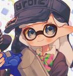 1girl black_hair black_headwear blue_eyes bow bowtie closed_mouth commentary_request e-liter_4k_(splatoon) green_bow green_bowtie grid_background gun highres holding holding_gun holding_weapon inkling inkling_girl inkling_player_character long_hair looking_at_viewer ochocho2828 pink_bow pink_bowtie pointy_ears smile solo splatoon_(series) splatoon_3 striped_bow striped_bowtie striped_clothes tentacle_hair two-tone_bowtie upper_body visor_cap weapon 