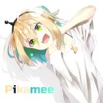  1girl :d amano_pikamee antennae black_hairband blonde_hair character_name colored_inner_hair commentary_request gorilla_(bun0615) green_eyes green_hair hairband hand_on_own_neck hand_up head_tilt highres leaning_to_the_side multicolored_hair off-shoulder_shirt off_shoulder sharp_teeth shirt sidelocks simple_background smile solo teeth upper_body upper_teeth_only virtual_youtuber voms white_background white_shirt 