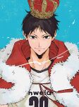  1boy black_hair blue_background blue_eyes cape closed_mouth commentary_request crown deka_ibiki fur-trimmed_cape fur_trim haikyuu!! hair_between_eyes high_collar highres kageyama_tobio looking_at_viewer male_focus popped_collar red_cape shirt short_hair smile solo sportswear upper_body volleyball_uniform white_fur 