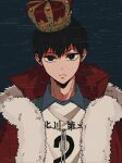  1boy black_hair blue_background blue_eyes cape closed_mouth collared_shirt commentary_request crown deka_ibiki dot_nose frown fur-trimmed_cape fur_trim haikyuu!! hair_between_eyes high_collar highres kageyama_tobio looking_at_viewer male_focus popped_collar red_cape shirt short_hair solo sportswear upper_body volleyball_uniform white_fur wing_collar 