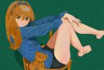  1girl barefoot black_shorts blonde_hair blue_hairband blue_shirt blue_wrist_cuffs blush chair expressionless full_body green_background hairband hand_on_own_knee highres long_sleeves looking_at_viewer medium_hair multicolored_eyes original shi_rushi shirt shorts simple_background sitting solo stuffed_animal stuffed_toy teddy_bear thighs two-tone_eyes wooden_chair wrist_cuffs 
