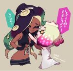  2girls ^_^ black_gloves bob_cut brown_hair closed_eyes cowboy_shot crown dark-skinned_female dark_skin fingerless_gloves gloves green_hair hand_on_another&#039;s_cheek hand_on_another&#039;s_face headphones high_collar ko-on_(ningen_zoo) marina_(splatoon) midriff multicolored_hair multiple_girls navel navel_piercing pearl_(splatoon) piercing pink_hair puffy_cheeks shorts signature simple_background sleeveless sleeveless_jacket splatoon_(series) splatoon_2 tan_background tentacle_hair translated two-tone_hair white_hair yellow_eyes zipper zipper_pull_tab 