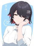  1girl black_choker black_hair breasts choker colored_inner_hair commentary_request ellen_joe ellen_joe_(on_campus) highres looking_at_viewer mole mole_under_eye multicolored_hair official_alternate_costume red_eyes red_hair shirt short_hair solo translation_request upper_body white_shirt yasugoisu zenless_zone_zero 