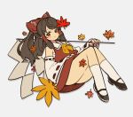  1girl ass bangs bare_shoulders black_footwear bow brown_hair closed_mouth detached_sleeves full_body gohei grey_background hair_bow hakurei_reimu highres holding japanese_clothes leaf long_hair looking_at_viewer maple_leaf miko mota red_eyes red_shirt red_skirt shirt simple_background skirt smile socks solo touhou white_sleeves white_socks 
