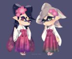  2girls arm_at_side black_hair callie_(splatoon) chibi cousins cross-shaped_pupils flower full_body geta gradient_hair green_eyes grey_hair hair_flower hair_ornament hakama hakama_skirt hand_up hands_up highres japanese_clothes long_hair long_sleeves marie_(splatoon) miko mole mole_under_eye multicolored_hair multiple_girls no_nose pink_eyes pink_flower pink_hair pink_hakama pointy_ears puchiman purple_background ribbon-trimmed_sleeves ribbon_trim short_hair simple_background skirt socks splatoon_(series) tabi tentacle_hair triangle_mouth twitter_username two-tone_hair v-shaped_eyebrows white_socks wide_sleeves 