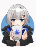  1girl :3 black_jacket blue_eyes blue_jacket blush commentary cropped_torso cup facing_viewer fur-trimmed_jacket fur_trim grey_hair hair_ornament hairclip highres holding holding_cup hood hooded_jacket jacket mug multicolored_clothes multicolored_jacket paw_print rurine_luna shiny shiny_hair sketch solo spanish_commentary totssu5 two-sided_fabric virtual_youtuber wactor_production 