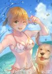  1girl bangs bikini blonde_hair blush_stickers commentary commentary_request dog fate/grand_order fate_(series) food_print gareth_(fate) gareth_(swimsuit_saber)_(fate) gareth_(swimsuit_saber)_(first_ascension)_(fate) golden_retriever green_eyes hair_between_eyes hair_flaps happy highres looking_at_viewer one_eye_closed open_mouth outdoors pixiv_username short_hair side-tie_bikini_bottom smile splashing strawberry_print swimsuit twitter_username vesperster water wet 