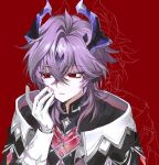  1boy black_horns black_shirt blood blood_on_face capelet cherry_(sp_gkdla) collared_shirt commentary_request crossed_bangs double-parted_bangs dragon_boy dragon_horns durin_(genshin_impact) genshin_impact gloves hand_on_own_face horns korean_commentary long_sleeves looking_to_the_side male_focus purple_hair red_background red_eyes shirt sideways_glance solo upper_body white_gloves 