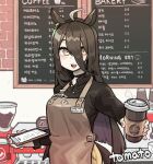  1girl absurdres ahoge alternate_costume animal_ears artist_name bangs black_shirt blackboard_sign brick_wall brown_hair clipboard cocomayo29_(tomato) coffee_beans coffee_cup coffee_grinder colored_inner_hair commentary cup disposable_cup english_text hair_between_eyes highres holding holding_clipboard holding_cup horse_ears horse_girl horse_tail horseshoe_print korean_commentary korean_text light_brown_hair long_bangs long_sleeves looking_at_viewer manhattan_cafe_(umamusume) multicolored_hair name_tag open_mouth shirt smile solo steam tail translation_request umamusume upper_body yellow_eyes 