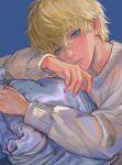  1boy bangs blonde_hair blue_background blue_eyes closed_mouth expressionless hair_between_eyes hand_on_own_cheek hand_on_own_face highres holding long_sleeves looking_at_viewer male_focus mole mole_on_neck nijisanji nijisanji_en object_hug pillow pillow_hug qingdanzai shirt short_hair solo sonny_brisko sweater virtual_youtuber 