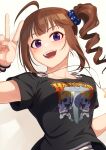  1girl ahoge bangs black_shirt blue_scrunchie brown_hair commentary drill_hair hair_ornament hair_scrunchie idolmaster idolmaster_million_live! jewelry kamille_(vcx68) looking_at_viewer medium_hair necklace open_mouth print_shirt purple_eyes scrunchie shirt shirt_straps short_sleeves side_drill side_ponytail sidelocks smile solo star_(symbol) star_necklace star_print t-shirt upper_body v yokoyama_nao 