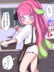  1girl 1other apron black_apron blue_eyes blush clownfish cooking cooking_pot from_side gradient_hair green_hair harmony&#039;s_clownfish_(splatoon) harmony_(splatoon) highres indoors kitchen ladle long_hair looking_back multicolored_hair no_pants open_mouth pink_hair shirt short_sleeves splatoon_(series) splatoon_3 t-shirt tama_nya tentacle_hair thighs translation_request two-tone_hair white_shirt 