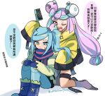  1boy 1girl aqua_hair blue_eyes blue_footwear blue_hair blue_mittens boots bow-shaped_hair character_hair_ornament chinese_text comb commentary grusha_(pokemon) hair_ornament hands_on_own_knees holding holding_comb iono_(pokemon) jacket kneeling knees_up long_hair long_sleeves mittens multicolored_hair open_mouth pants pink_hair pokemon pokemon_(game) pokemon_sv purple_eyes scarf sharp_teeth side_ponytail simple_background sitting sleeves_past_fingers sleeves_past_wrists speech_bubble symbol-only_commentary teeth translation_request two-tone_hair two-tone_scarf white_background whitecrow9522 yellow_jacket 
