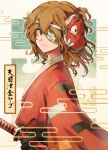  1other ametsukana_yago androgynous bandage_over_one_eye brown_hair character_name closed_mouth commentary_request hemo_(hemoroda) hyottoko_mask japanese_clothes kimono len&#039;en long_sleeves mask mask_on_head medium_hair red_kimono smile sword upper_body weapon 