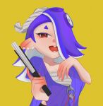  blue_hair hair_over_one_eye hand_fan happy highres holding holding_fan long_hair looking_at_viewer octoling octoling_girl open_mouth red_eyes shiver_(splatoon) smile splatoon_(series) upper_body xie_yu yellow_background 