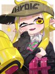  1girl blonde_hair border brown_background brown_headwear commentary_request fang grid_background gun heavy_splatling_(splatoon) highres holding holding_gun holding_weapon inkling inkling_girl inkling_player_character long_hair looking_at_viewer one_eye_closed open_mouth outside_border pointy_ears simple_background skin_fang sleeves_past_wrists smile solo splatoon_(series) splatoon_3 star_(symbol) tentacle_hair upper_body visor_cap weapon white_border yellow_eyes yomeniwan 
