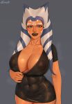  1girl ahsoka_tano alien artist_name black_dress blue_eyes breasts brown_lips cleavage collarbone colored_skin covered_abs covered_nipples curvy dress facepaint grey_background highres huge_breasts large_areolae lekku_(anatomy) looking_at_viewer mature_female orange_skin revealing_clothes rocner seductive_smile short_dress signature sleeveless sleeveless_dress smile solo star_wars sweat thick_lips togruta 