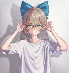 1girl adjusting_eyewear blue_bow bow commentary_request glasses green_eyes grin hair_between_eyes hair_bow hands_up highres light_brown_hair long_hair looking_at_viewer original shadow shirt short_sleeves simple_background smile solo straight-on t-shirt ta_shiuji30 upper_body white_background white_shirt 