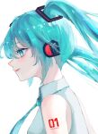  1girl alt_text aqua_eyes aqua_hair aqua_necktie bare_shoulders collared_shirt double-parted_bangs facing_to_the_side from_side hair_between_eyes hatsune_miku highres necktie shirt sleeveless sleeveless_shirt twintails ushi_yo vocaloid white_background white_shirt 