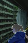  1girl alternate_costume backlighting blonde_hair blue_hoodie bocchi_the_rock! building chinese_commentary closed_mouth film_grain highres hood hoodie ijichi_nijika long_hair long_sleeves looking_ahead photo_background ponytail red_eyes solo upper_body urban user_wmmz4337 