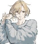  1boy absurdres alternate_costume blonde_hair genshin_impact grey_shirt hair_tie_in_mouth hand_in_own_hair highres kaveh_(genshin_impact) long_sleeves looking_at_viewer male_focus medium_hair mouth_hold shirt sho_yai short_hair simple_background solo upper_body white_background 