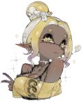  1girl bandana bare_shoulders black_tank_top blonde_hair blush breasts choker cleavage closed_mouth collarbone colored_eyelashes colored_skin commentary_request crop_top cropped_torso cross-shaped_pupils dark-skinned_female dark_skin ear_piercing earrings fang frye_(splatoon) frye_(splatoon_raiders) gradient_hair hair_bun hair_ornament inkling jewelry large_breasts long_pointy_ears looking_at_viewer medium_hair multicolored_hair multiple_earrings piercing pointy_ears purple_hair ribbon_choker shirt short_eyebrows simple_background single_hair_bun smile solo sparkle splatoon_(series) star-shaped_pupils star_(symbol) symbol-shaped_pupils tank_top tentacle_hair thick_eyebrows togetoge two-tone_hair upper_body v very_dark_skin white_background white_bandana white_choker yellow_eyes yellow_shirt 