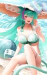  1girl :o ;o absurdres animal_ears aqua_hair ball beach beachball bikini breasts cat_ears cat_girl cat_tail commentary_request cross_in_eye fang green_bikini hakone_(okome_0141_jp) hat highres large_breasts large_hat long_hair looking_at_viewer mint_(nte) mint_(saltwater_taffy)_(nte) multicolored_hair neverness_to_everness ocean official_alternate_costume one_eye_closed open_mouth pink_streaks purple_eyes skin_fang solo streaked_hair sun_hat swimsuit tail very_long_hair 