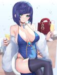  1girl bag bangs black_hair blue_hair bob_cut breasts cleavage crossed_legs cup diagonal_bangs genshin_impact green_eyes handbag highres holding holding_cup jewelry large_breasts legs looking_at_viewer multicolored_hair short_hair sitting smile solo thighhighs waterring yelan_(genshin_impact) 