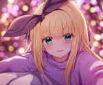  1girl bangs baram black_ribbon blonde_hair blurry blurry_background bow commentary_request depth_of_field green_eyes hair_bow hair_ribbon highres long_hair looking_at_viewer mononobe_alice multicolored_hair nijisanji parted_lips purple_bow purple_hair purple_sweater ribbed_sweater ribbon smile solo sweater turtleneck turtleneck_sweater two-tone_hair upper_body virtual_youtuber 