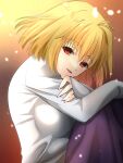  1girl arcueid_brunestud blonde_hair blush breasts commentary_request hair_between_eyes highres knees_to_chest large_breasts long_sleeves looking_at_viewer medium_hair orange_background purple_skirt red_eyes short_hair skirt smile solo sweater tsukihime upper_body vent_vert_(kuuya) 