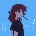  1girl bangs black_shirt blue_background bocchi_the_rock! closed_mouth from_behind highres kerorira kita_ikuyo long_hair looking_at_viewer looking_back red_hair shirt simple_background smile solo translation_request upper_body yellow_eyes 