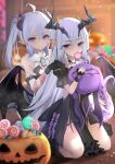  2girls absurdres ahoge astrid_(evertale) black_dress black_gloves blurry blurry_background bow candy clover_theater demon_wings depth_of_field dress elbow_gloves food gloves grey_hair grin highres holding holding_candy holding_food holding_lollipop horns kesoshirou kneeling lollipop looking_at_viewer multiple_girls multiple_horns pointy_ears puffy_short_sleeves puffy_sleeves purple_bow purple_eyes short_sleeves smile swirl_lollipop twintails wings 