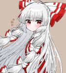  1girl bangs blunt_bangs bow closed_mouth commentary_request fujiwara_no_mokou grey_background hair_bow highres koharu66353343 long_hair looking_at_viewer red_eyes simple_background solo touhou upper_body white_bow white_hair 