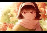  1girl artist_name autumn_leaves bangs black_hair blurry blurry_foreground falling_leaves hairband highres leaf letterboxed looking_at_viewer outdoors red_eyes scarf smile solo spy_x_family twitter_username upper_body violet_viora white_hairband white_scarf yor_briar 